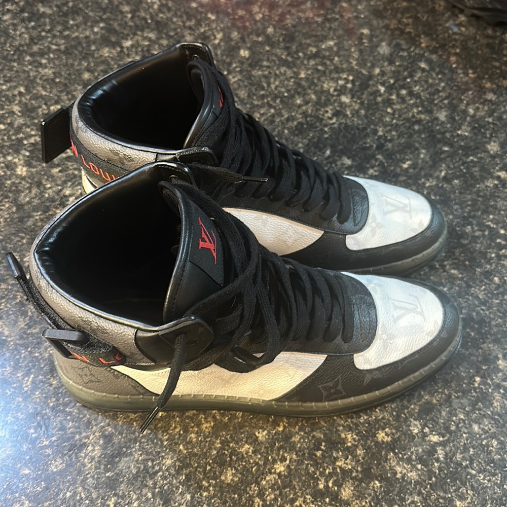 Louis Vuitton sneaker (excellent condition)